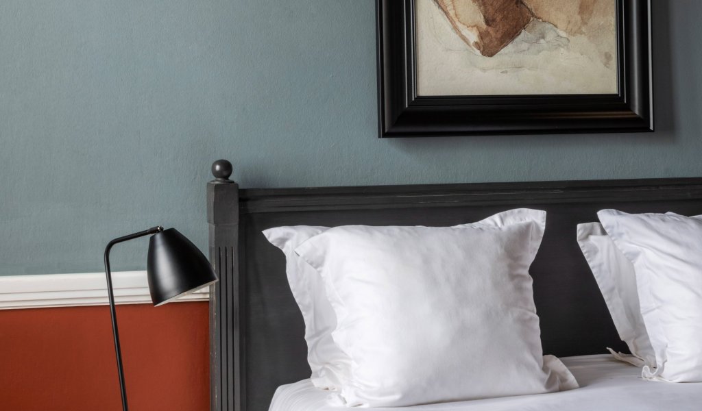 Spacious bedroom with vintage design at Roça Sundy Boutique Hotel.