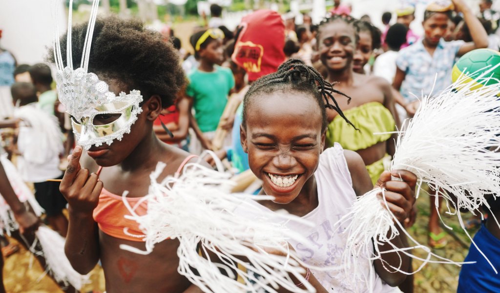 Crianças a celebrar o Carnaval no Príncipe.