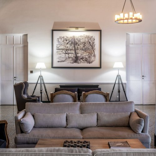 Spacious reception and lobby at Eclipse House in Roça Sundy with elegant furniture and wooden ceiling