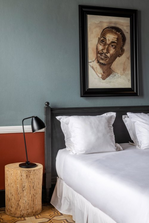 Spacious bedroom with vintage design at Roça Sundy Boutique Hotel.