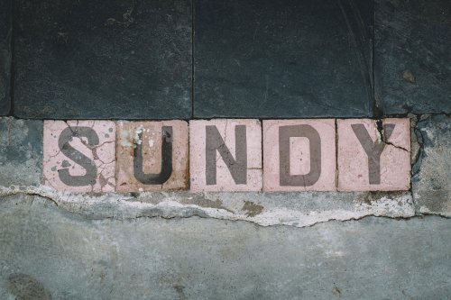 Wooden letters spelling "Sundy" at Roça Sundy
