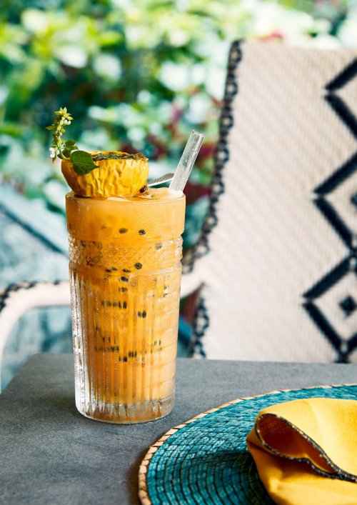 Um delicioso cocktail colocado numa mesa num dos hotéis da Príncipe Collection