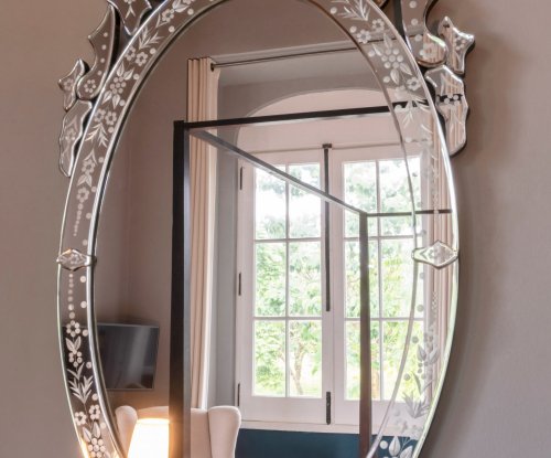 Bathroom mirror at Roça Sundy