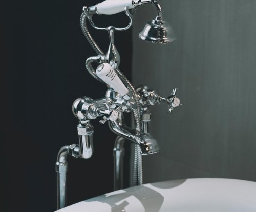 Decorative element on the bathtub in a bathroom at Roça Sundy