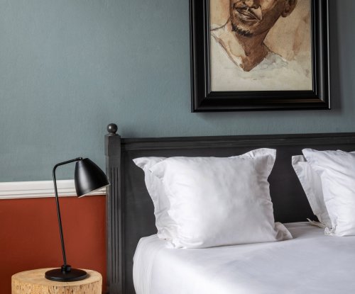 Spacious bedroom with vintage design at Roça Sundy Boutique Hotel.