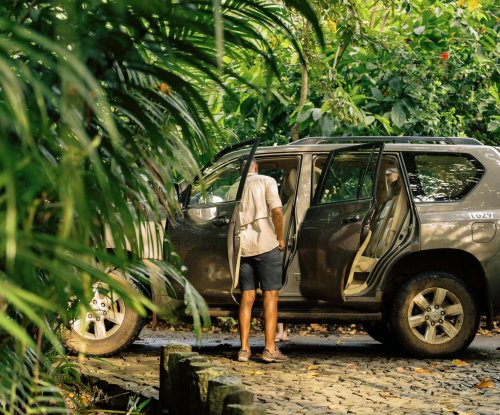 Man packing a car for a guided excursion on Príncipe Island
