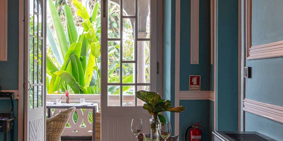 Cômodo encantador na Roça Sundy com vista para o jardim exuberante