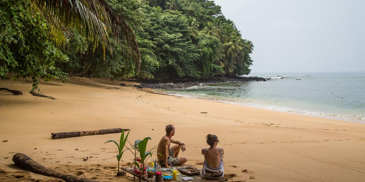 Two people having a picnic at Praia Margarida on Príncipe Island