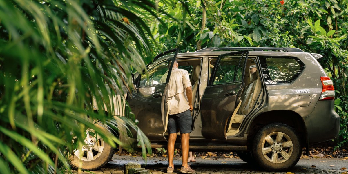 Man packing a car for a guided excursion on Príncipe Island